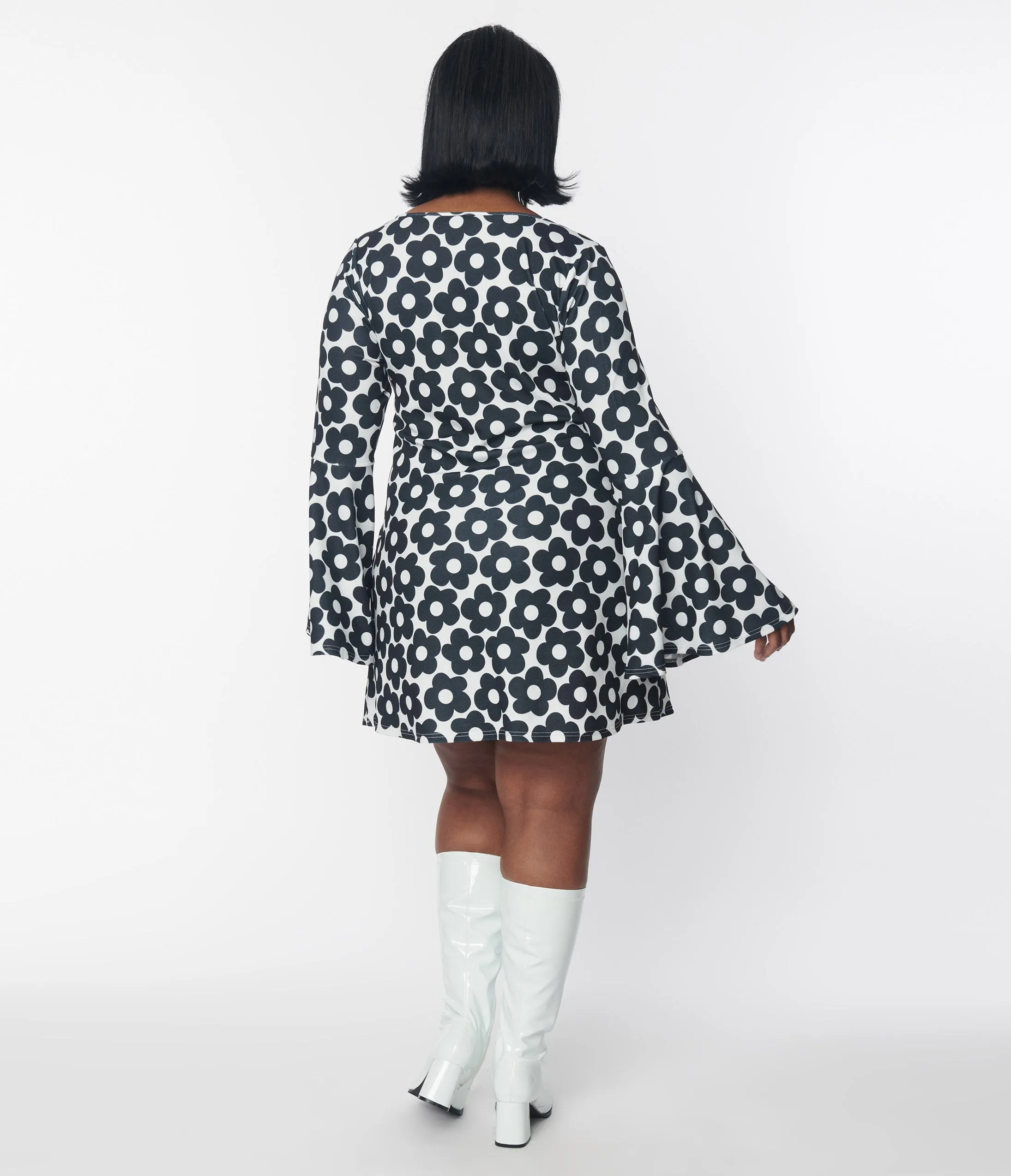 Smak Parlour Plus Size Black & White Mod Daisy Mini Dress Casual Everyday Look